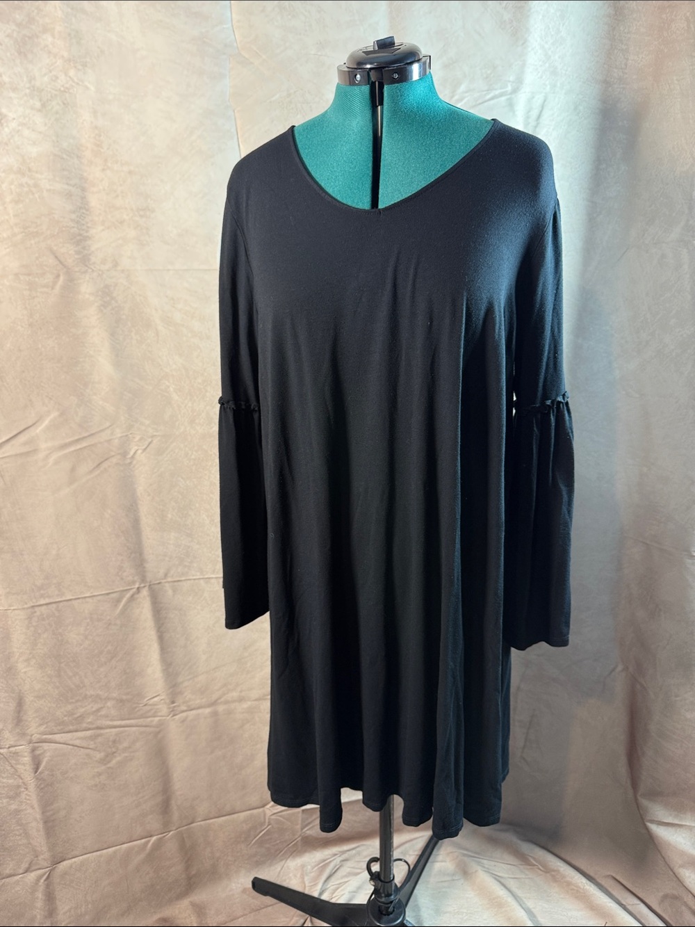 477-Boutique 9 Black V-Neck Ruffle Midi Dress
